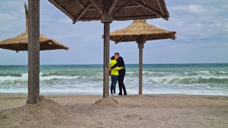 Doi tineri pe malul mării, în Vama Veche