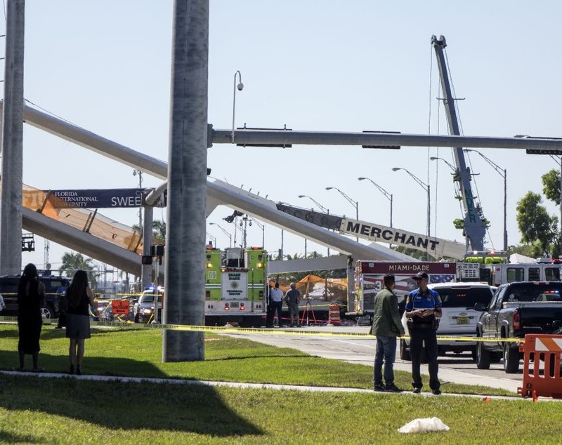 UPDATE/Un pod s-a prăbușit în Miami, peste o șosea intens circulată. Cel puţin șase morți (FOTO&VIDEO)