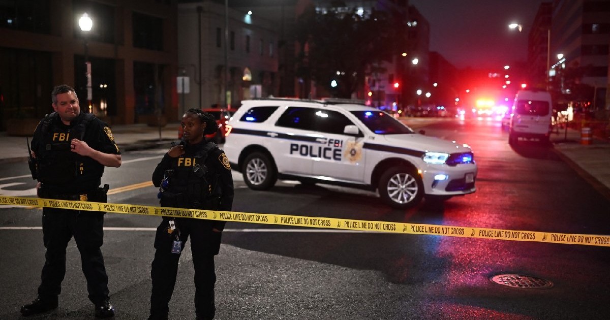 Agenți FBI delimitează locul în fața Muzeului Evreiesc din Capitală în urma unui schimb de focuri soldat cu doi morți, în Washington, DC, la 21 mai 2025.