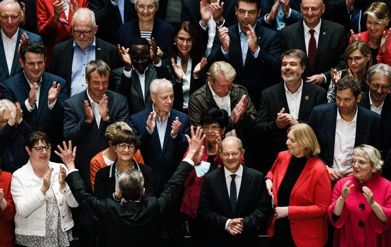 Social-democrații germani n-au respectat cerința de mască obligatorie în Bundestag. Ce amendă uriașă riscă