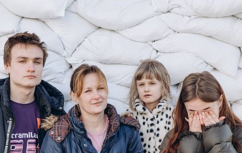 Drumul de 1.200 km al unei familii din estul Ucrainei spre siguranță. „Fiul de 15 ani și-a cărat mama rănită în spate trei kilometri”