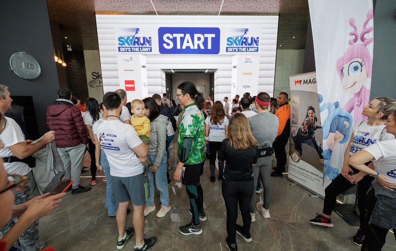 780 de oameni au urcat cele 620 de scări ale Sky Tower, cea mai înaltă clădire din București. Cel mai vârstnic participant a avut 77 de ani: „Merg la sală de cinci ori pe săptămână”
