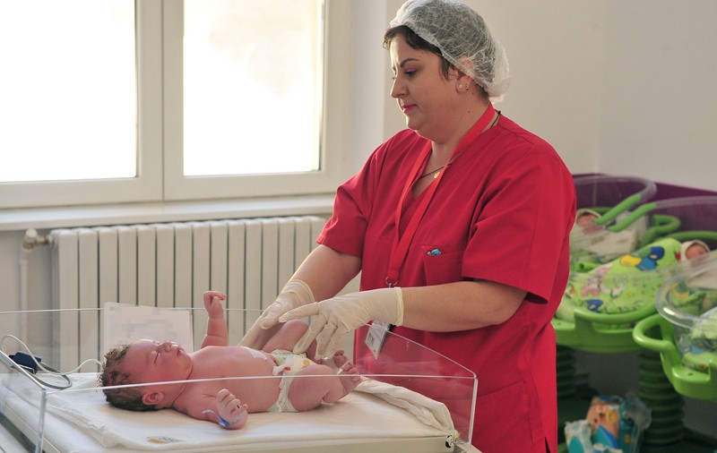 Tichete sociale pentru femeile din categoriile defavorizate care au născut după 12 aprilie. Care e suma și cine poate solicita banii