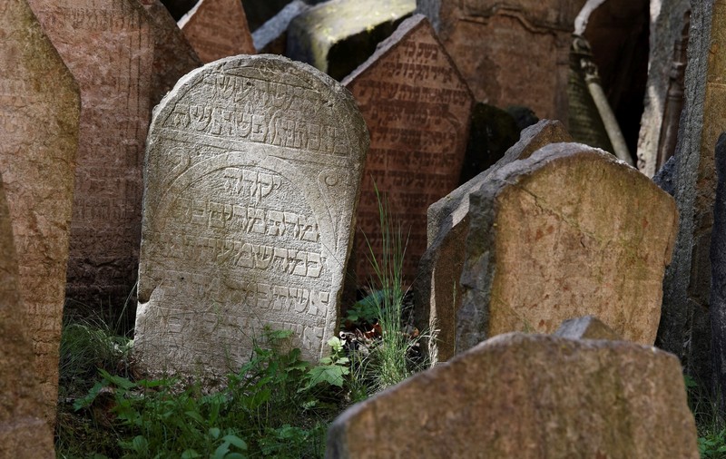 Morminte digitale în Slovenia. O firmă a creat pietre funerare care afişează informații despre  persoanele decedate