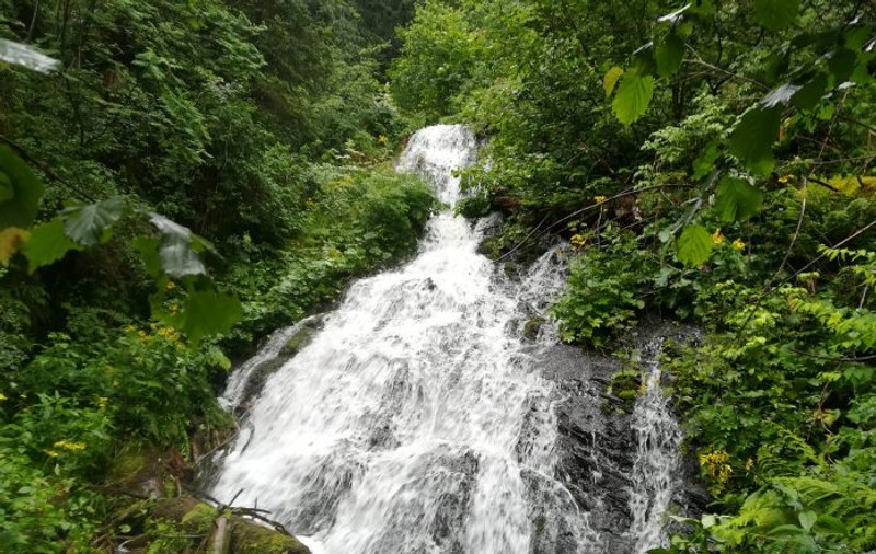 Cascada Măgura din Munții Maramureșului devine obiectiv turistic. Se amenajează împrejurimile