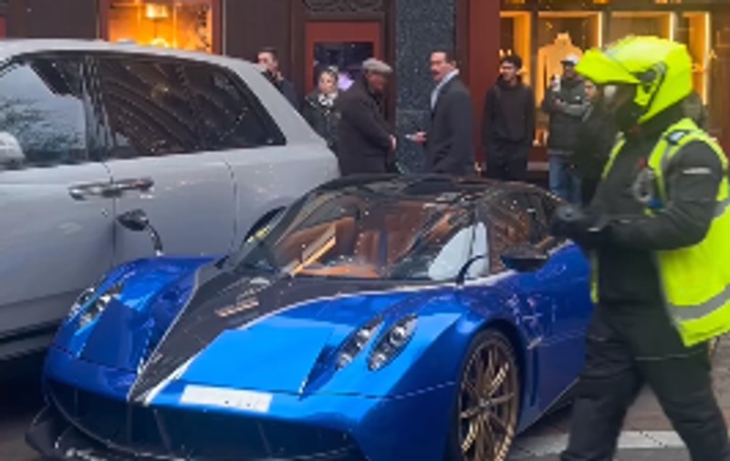 Șoferul unui bolid rar de 3,3 milioane de euro, îndemnat să plătească rapid o amendă de parcare ilegală în fața Harrods din Londra: „Ai reducere de 50%!” | VIDEO