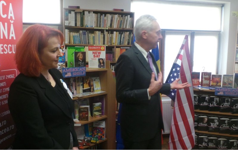 VIDEO | Gafă jenantă la Biblioteca din Focșani în timpul vizitei ambasadorului american. Cum a fost așezat steagul SUA
