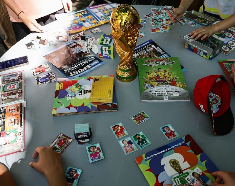 Leo Messi și Lamine Yamal au ajuns motiv de negociere în curtea Muzeului Literaturii Române din București, la întâlnirea colecționarilor de stickere Panini