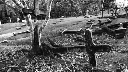 Cimitirul orașului Fordlandia, în apropierea localității FOTO: Hepta