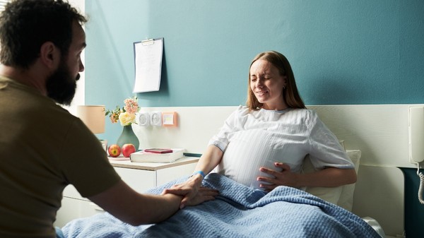 Femeie in maternitate