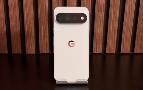 Spatele noului smartphone Google Pixel 11 Pro XL.