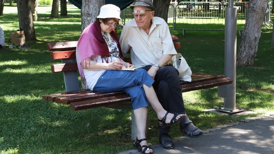 Un cuplu de pensionari stă pe o bancă în parcul Cișmigiu din București, 2026. Foto: Libertatea/ Dumitru Angelescu