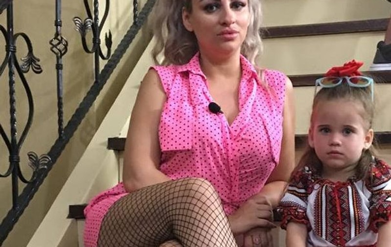 Sânziana Buruiană, nedespărțită de fetița ei. ”Am adus-o cu mine și la Nea Mărin, încă o alăptez” | FOTO