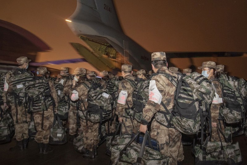 Sute de medici și asistenți medicali militari au fost desfășurați în Wuhan FOTO: EPA