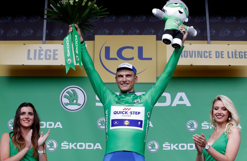 epa06062007 Quick Step Floors team rider Marcel Kittel of Germany celebrates on the podium wearing the best sprinter's green jersey following the 2nd stage of the 104th edition of the Tour de France cycling race over 203.5 km between Duesseldorf and Liege, Belgium, 02 July 2017. EPA/ROBERT GHEMENT
