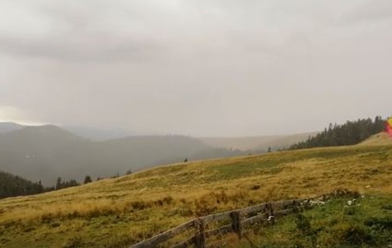 Prima ninsoare din acest sezon în România. Momentul în care au căzut primii fulgi a fost filmat