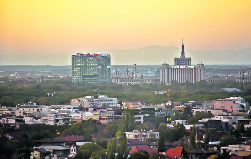 Cât de frumos! Din Bucureşti se văd munţii