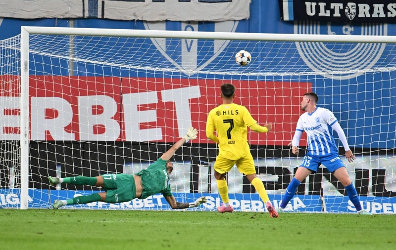 Universitatea Craiova-Dinamo, derby cu 4 goluri. Echipa lui Mirel Rădoi a jucat în inferioritate și a luat gol în minutul 90