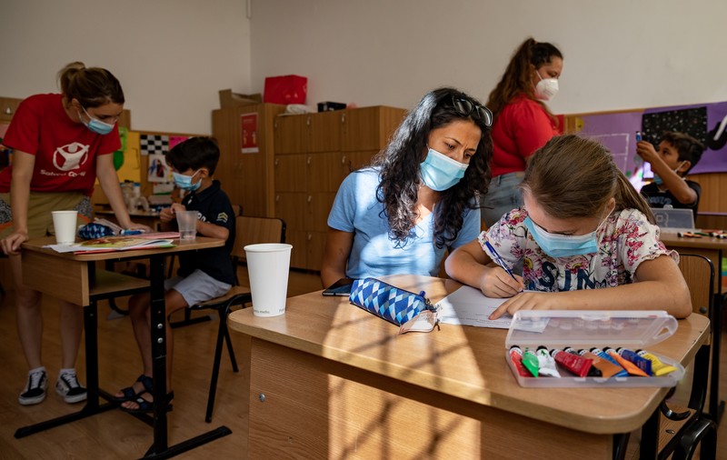 Părinții acuză profesorii că au devenit mai exigenți după ce au revenit la școala față în față. „Notele mari se dau mult mai greu sau nu se mai dau deloc”