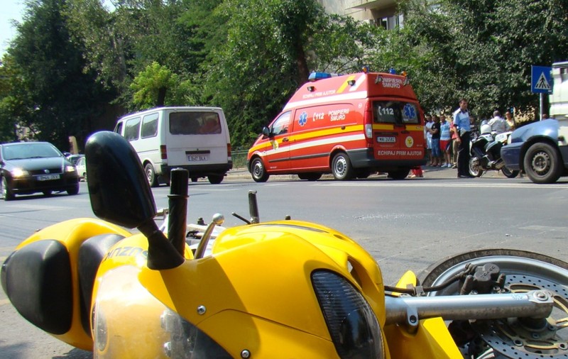 Un motociclist a murit pe DN1, după ce a fost izbit de o maşină 