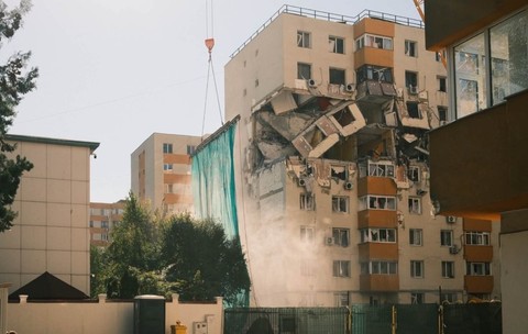 A început demolarea blocului din Rahova care a explodat anul trecut. Sursă foto: Facebook /Ionuț Petianu.