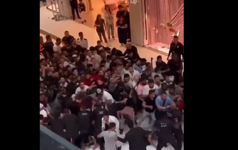 Haos la un mall din Dubai în ziua lansării iPhone15: sute de oameni s-au îmbulzit în fața magazinului Apple