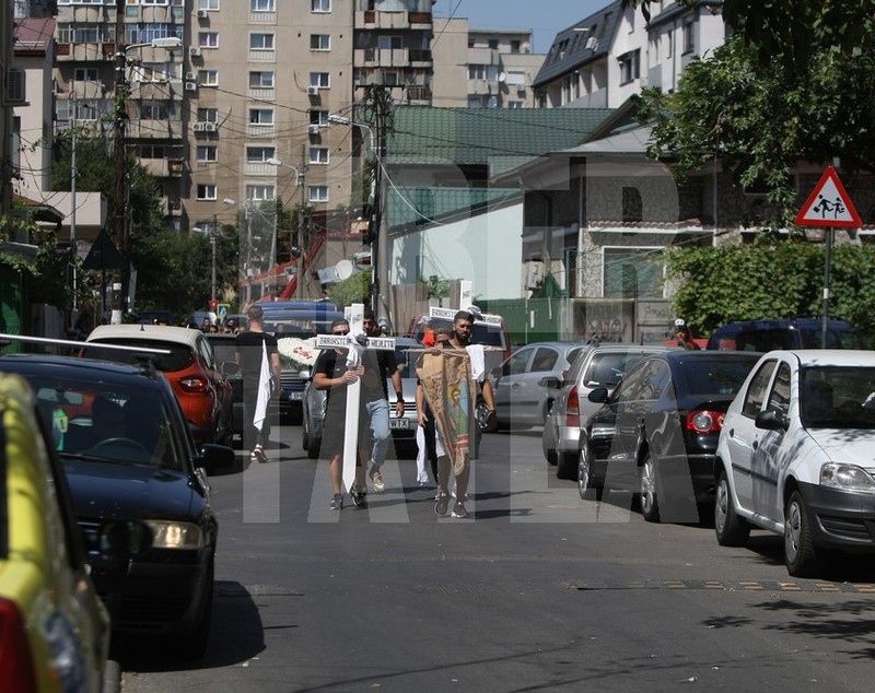 VIDEO. Înmormântarea femeii sinucigașe de la Brănești și a celor trei fetițe. Trupul neînsuflețit al mamei, depus separat la capelă / GALERIE FOTO