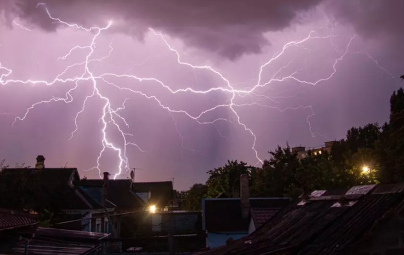 Cod portocaliu de ploi torențiale, descărcări electrice și vânt puternic. Localitățile afectate de fenomenele meteo extreme