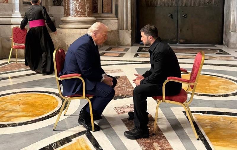 Donald Trump și Volodimir Zelenski, singuri în mijlocul Bazilicii Sf. Petru de la Vatican. Ce au discutat cei doi președinți