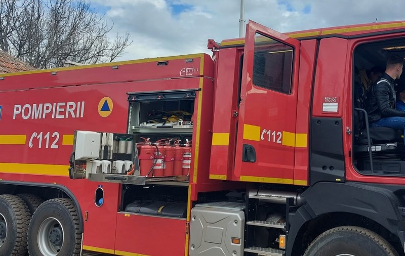 Doi adulţi şi doi copii, salvaţi dintr-o maşină blocată în apă, în Drăgăşani
