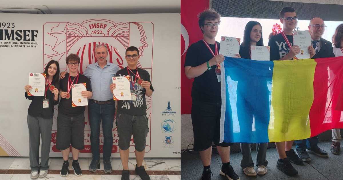 Trei elevi pozeaza alaturi de un adult, cu diplome in mana si medalii la gat// elevii tin in mana steagul României