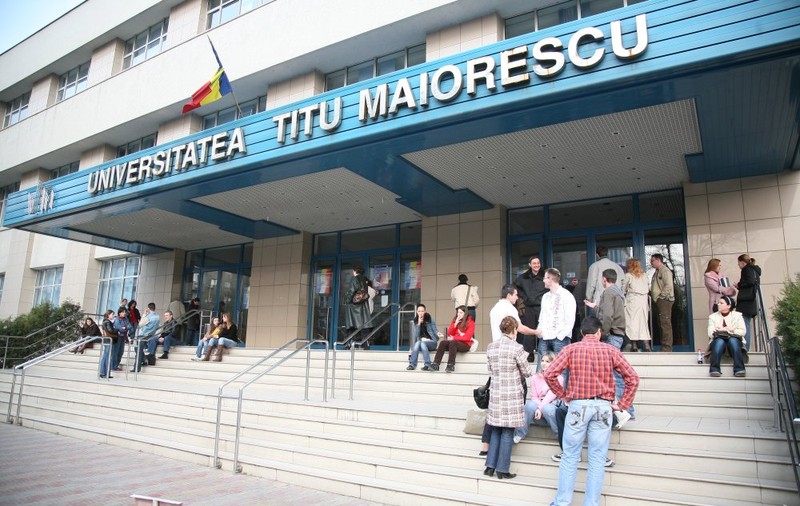 UPDATE / Președintele Universității Titu Maiorescu, reținut pentru că ar fi dat subiectele la licență unor studenți. "Examenul de licență va continua"