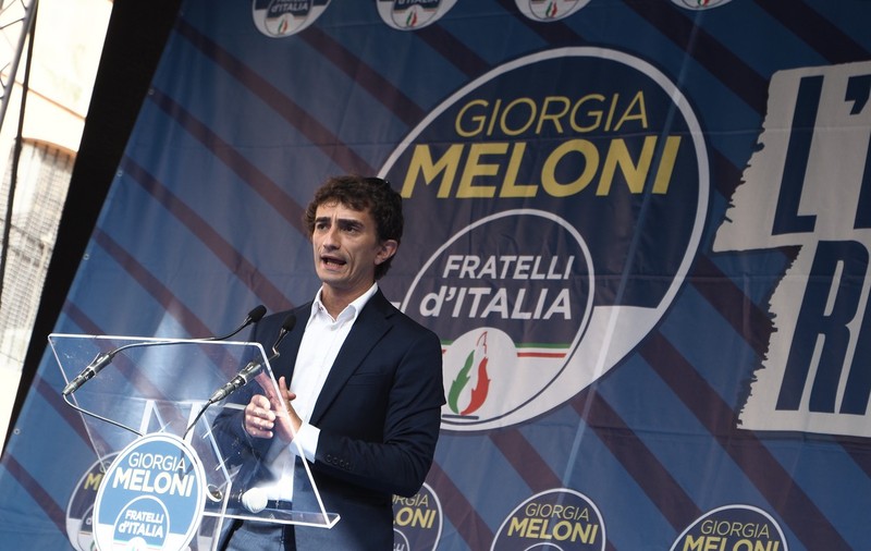 Giorgia Meloni a numit în guvern un politician care s-a fotografiat în trecut purtând o svastică