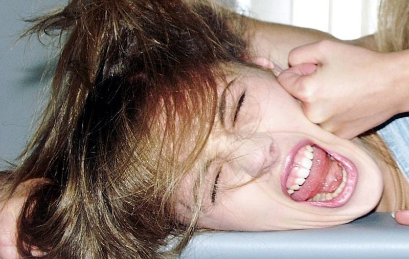 Şi-a bătut fiica şi a tuns-o cu un cuţit ca să o facă de râs la şcoală! GALERIE FOTO
