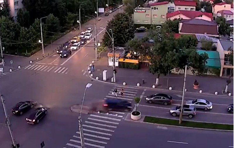 Accident cu șase mașini într-o intersecție din București, surprins de camerele de supraveghere. Șoferul a rămas fără permis