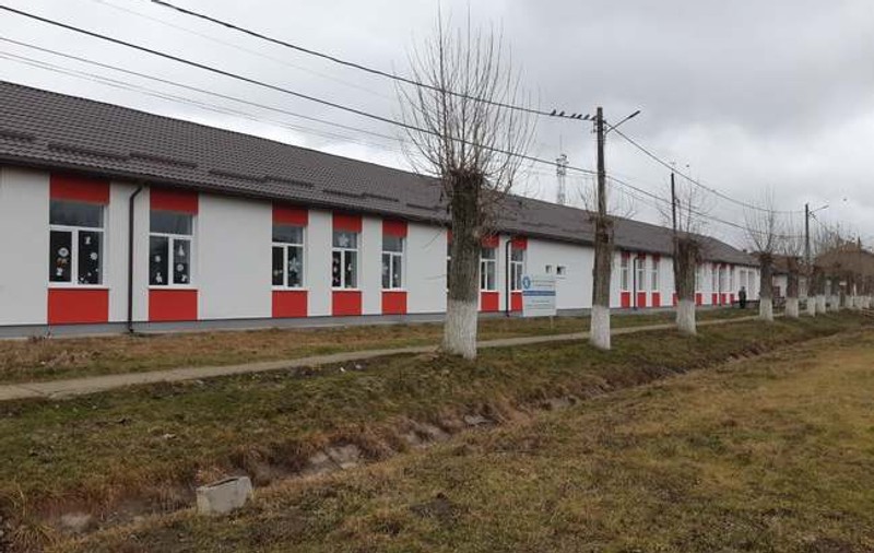 Tatăl unei eleve din Arad, amendat fiindcă a sunat la 112 să reclame că fiica sa este pusă de directoare să spele WC-urile școlii