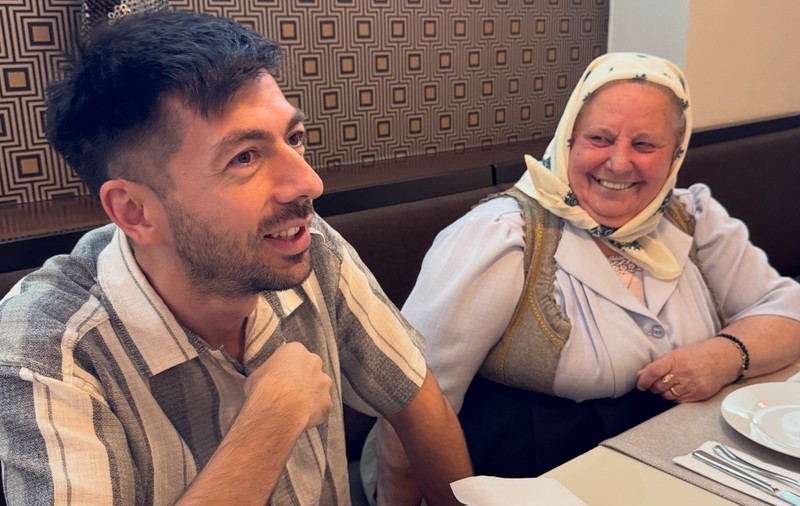 Mircea Bravo a fost dat în judecată de către vecina lui de 15 ori. S-a inspirat din propriile probleme de la bloc pentru noul său film