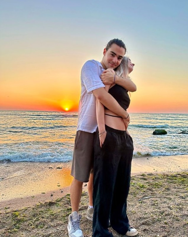 Anunțul făcut de Radu Ștefan Bănică despre relația cu Ioana Văllimărescu. Tânărul actor a dat vestea îmbrățișându-și iubita