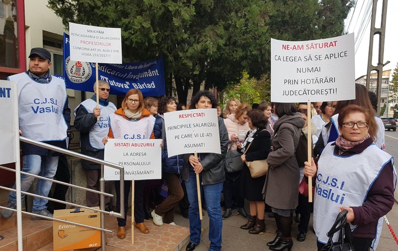 #SalariileRomanilor: Profesorii au ieșit în stradă la Vaslui: ”Sistați abuzurile la adresa personalului din învățământ”| FOTO&VIDEO REPORTAJ