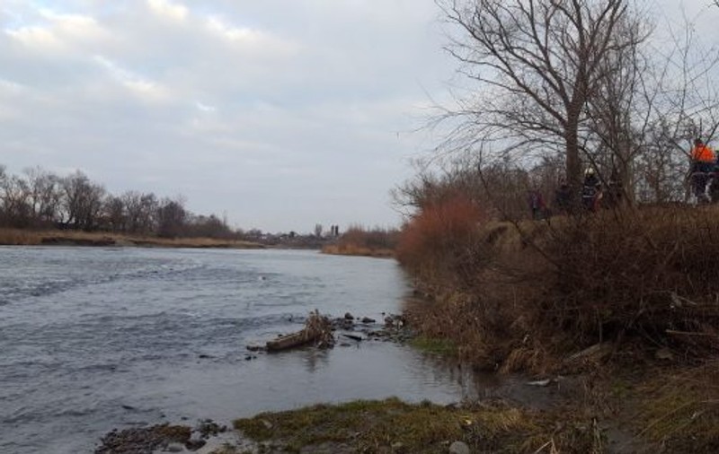 Un bărbat a fost descoperit mort în albia unui pârâu. S-a deschis dosar de moarte suspectă
