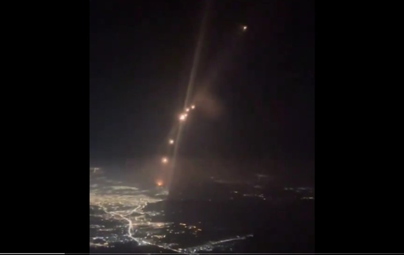 Momentul în care rachetele trase de Hezbollah spre Israel au trecut pe lângă un avion de pasageri | VIDEO