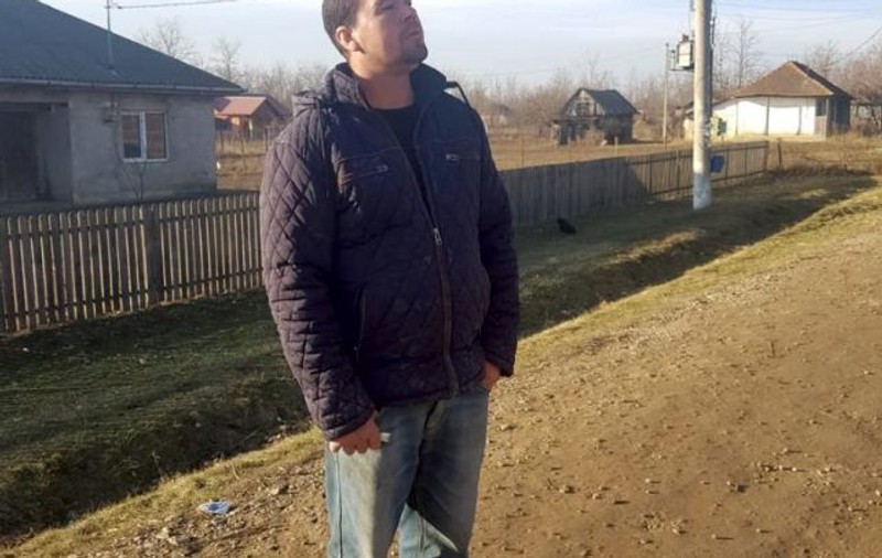 Un bărbat a încercat să-și violeze fiica de 13 ani, iar copila a fugit pe câmp