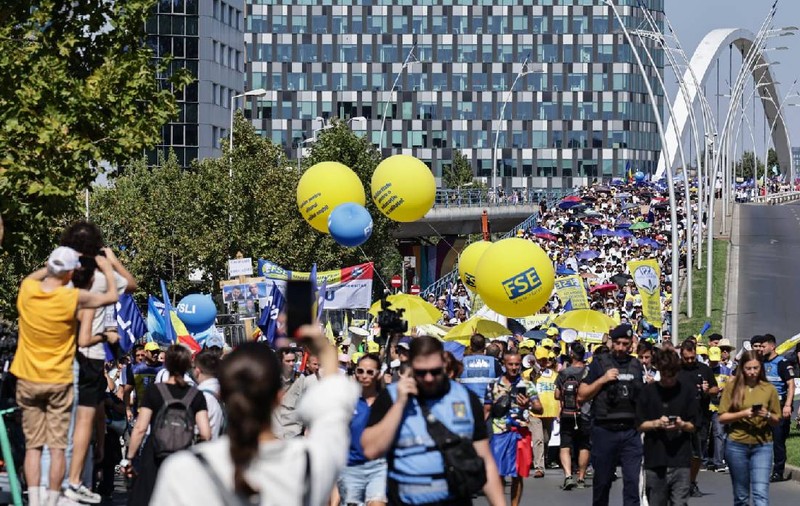 Peste 15.000 de oameni care participă la protestul profesorilor se îndreaptă spre Cotroceni, pentru că Daniel David i-a ignorat