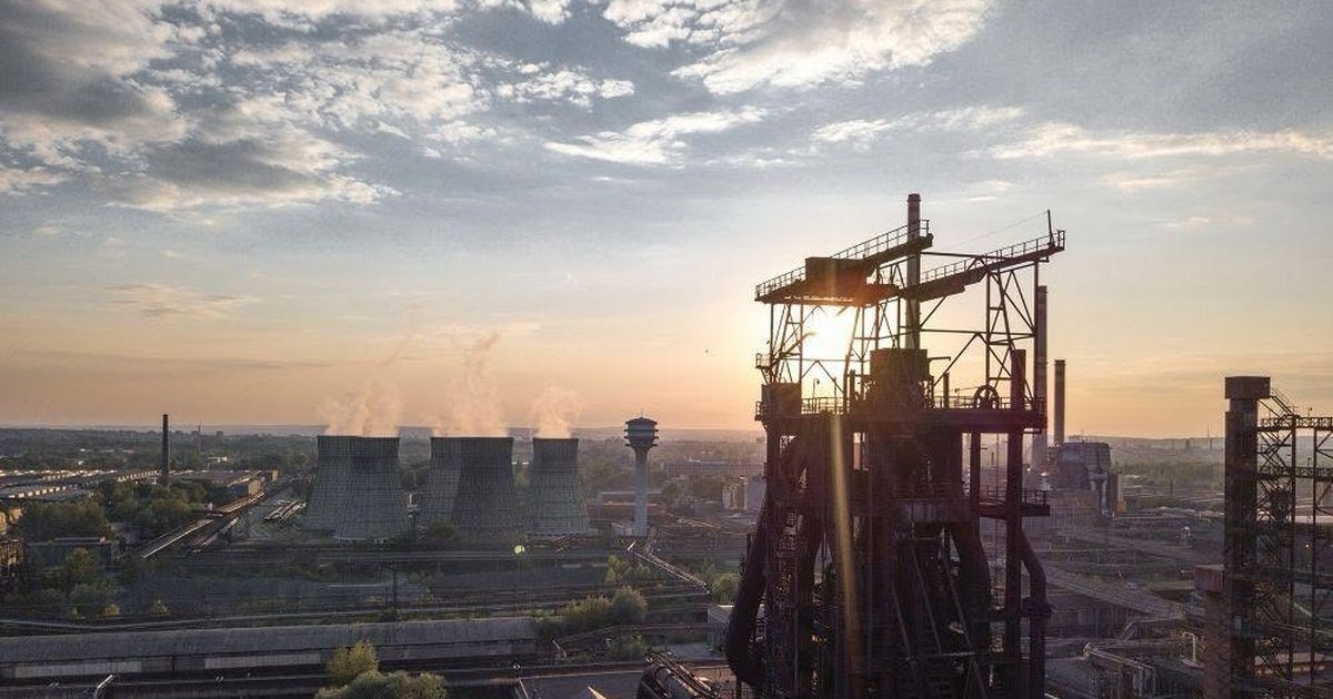 Imagine la apus de pe platforma siderurgică Liberty Galați, iunie 2025