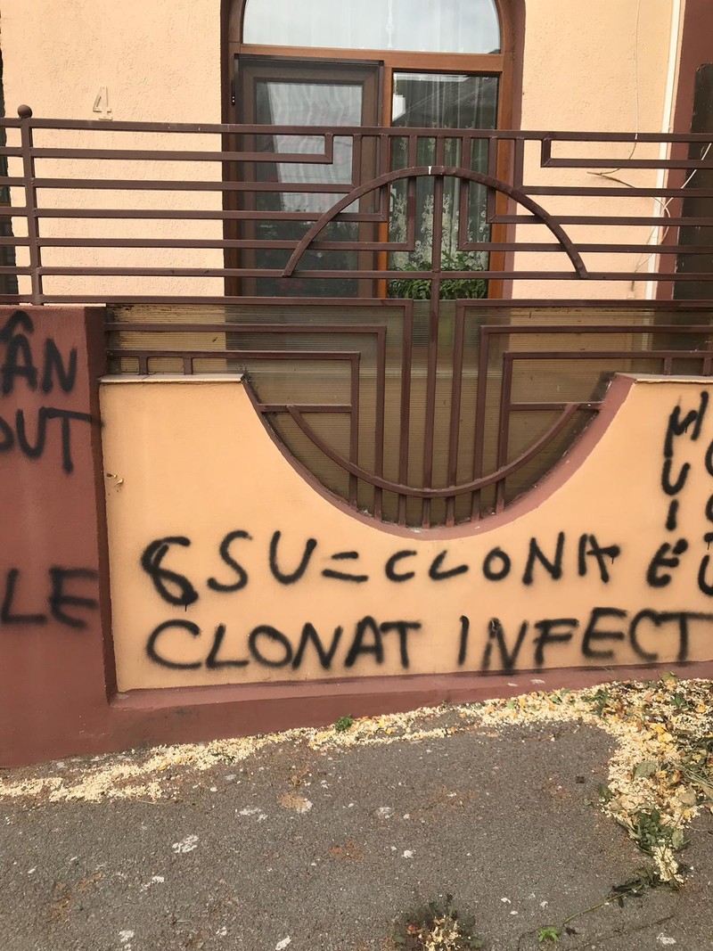 ”Urmele” de pe gardurile casei lui Sorin Cârțu.