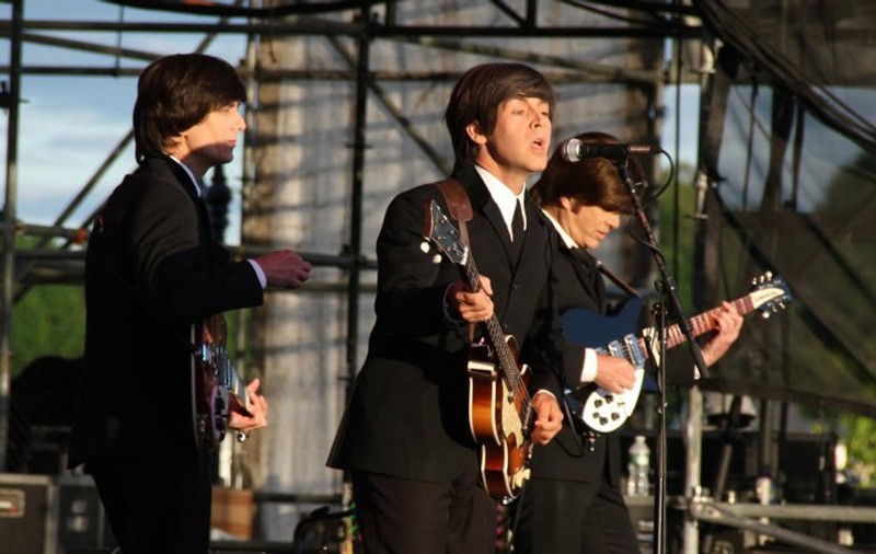 Trupa “de casă” a Paul McCartney vine la București cu piesele și costumele purtate de Beatles acum 50 de ani!