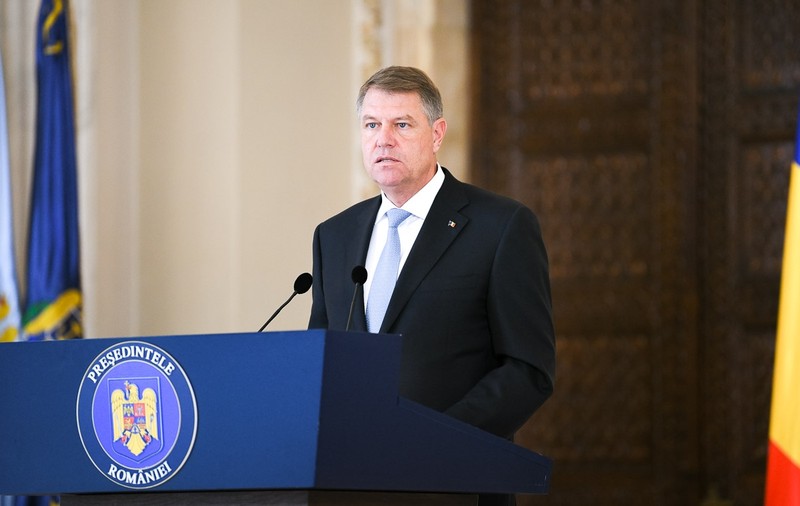 Președintele Klaus Iohannis s-a pozat cu salvamontiștii pe platoul Bucegilor. Salvatorii au rămas „fără cuvinte”