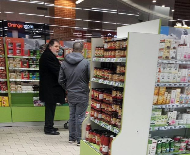 Georgescu a fost fotografiat și filmat de Libertatea într-un hypermarket, în timp ce cerea șpagă unui programator