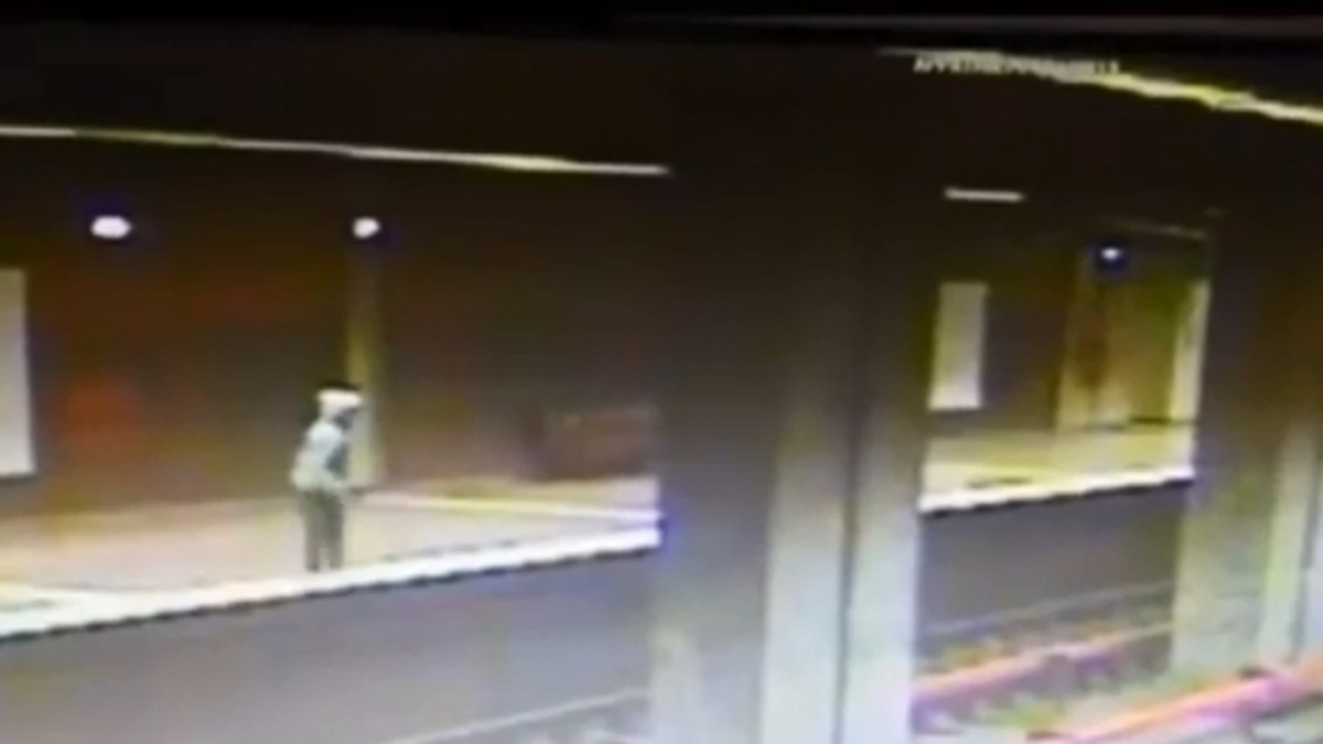 Imagini șocante cu momentul în care femeia s-a aruncat în fața metroului la Apărătorii Patriei!