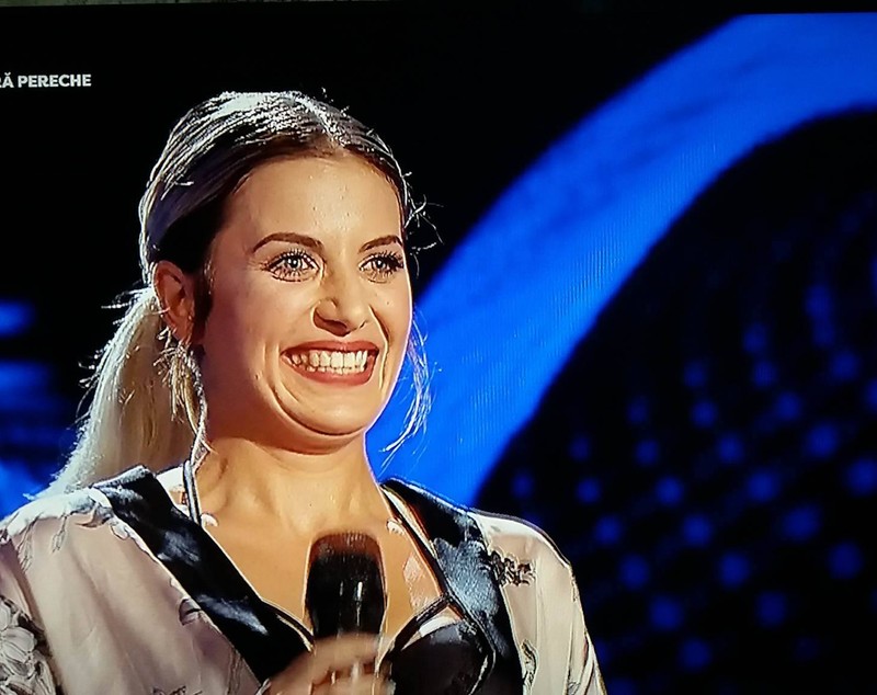 VIDEO | Diana Francesca n-a întors niciun scaun, dar i-a dat doi pumni în stomac lui Smiley. E campioană națională la karate